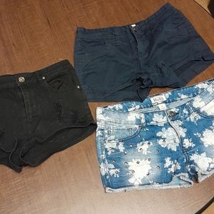 Junior Shorts 🍀3 pair of girls Mudd, BKE & Divided 4/5